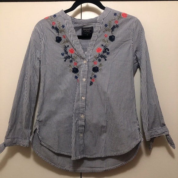 NWT $58 Abercrombie & Fitch Embroidered Floral Tie-Sleeve Blouse in XS! - Picture 2 of 8